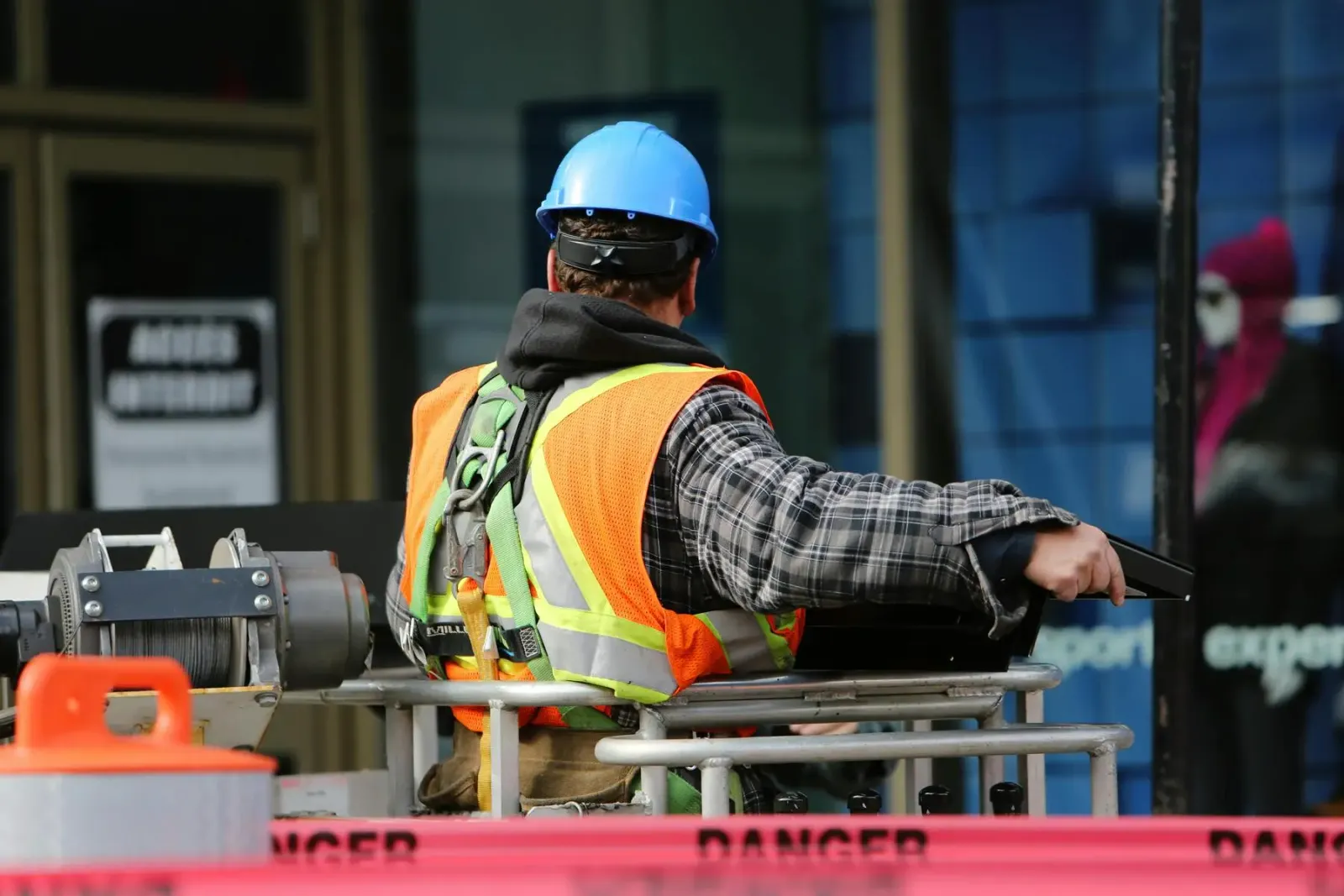 Artisan en gilet de sécurité et casque qui travaille sur un chantier