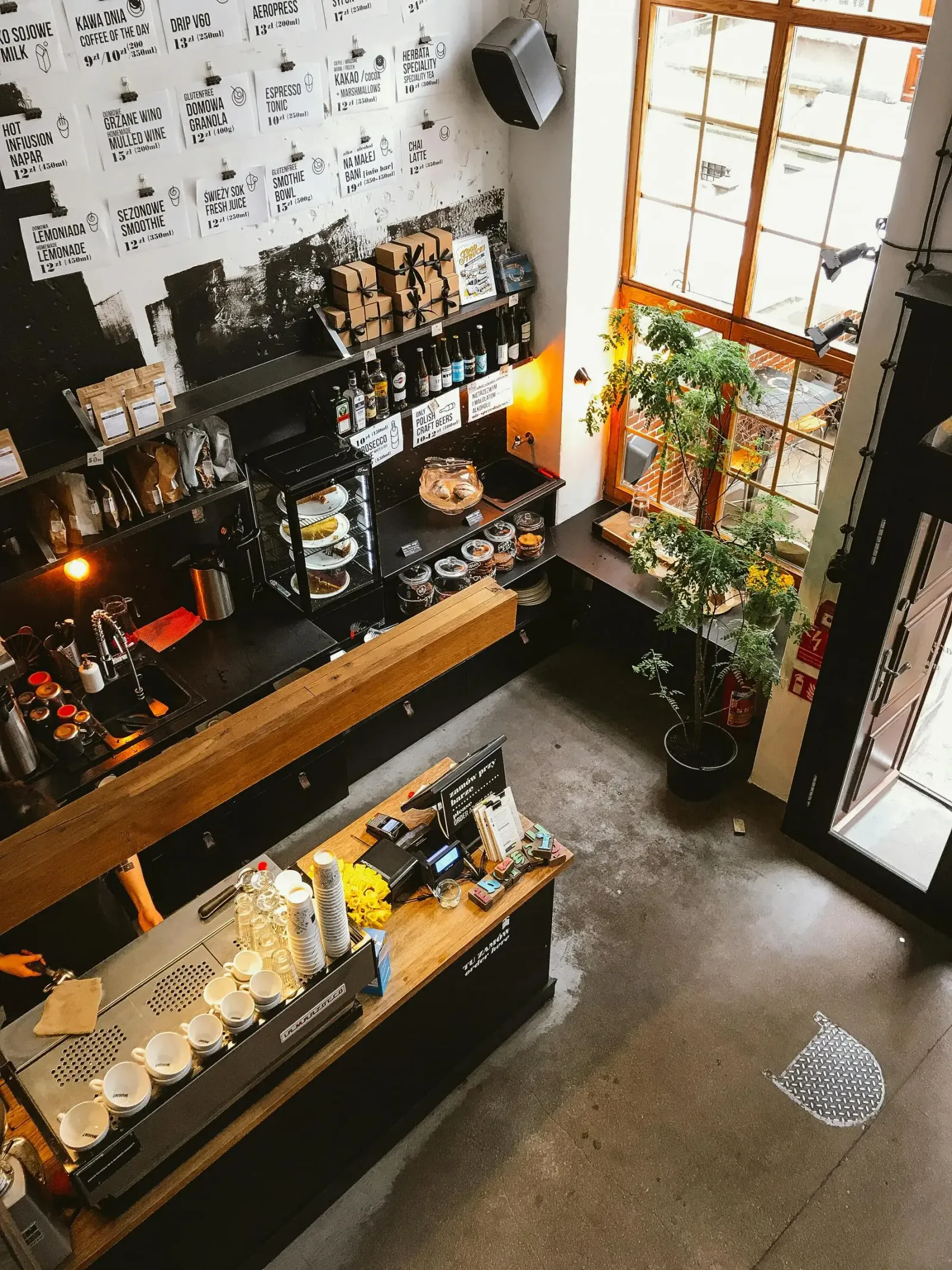 Intérieur d’une épicerie café vu d’en haut avec comptoir et étagères